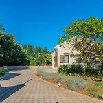Semesterbostad Suric By Interhome
