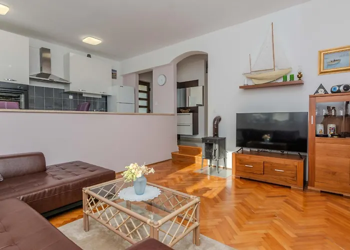 בית נופש Suric By Interhome