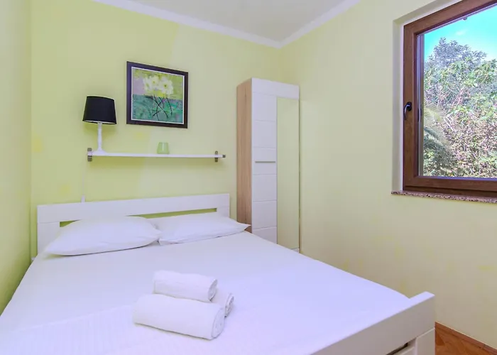בית נופש Suric By Interhome *